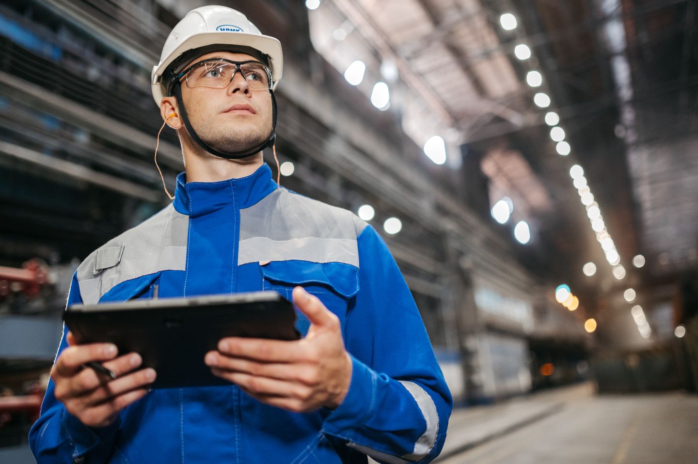 Industrial engineer with a tablet in a production environment.